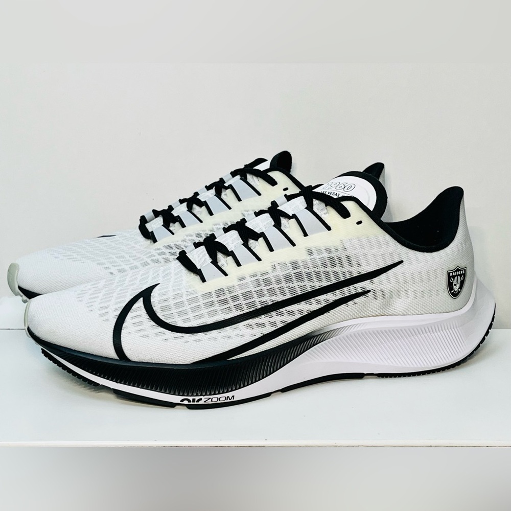 Nike - Picture 3 of 7